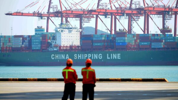 Trabajadores chinos en un muelle de carga del puerto de Qingdao, provincia de Shandong, China, el 13 de abril de 2017 - Sputnik Mundo