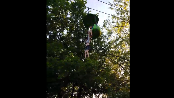 Una chica cae desde siete metros en un parque de atracciones en EEUU - Sputnik Mundo