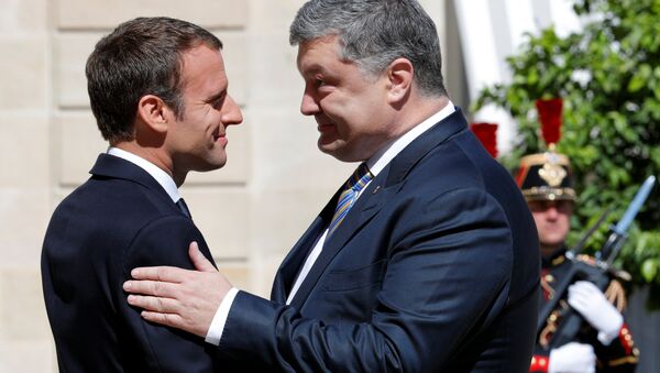 Presidente de Francia, Emmanuel Macron junto al presidente de Ucrania Petró Poroshenko - Sputnik Mundo
