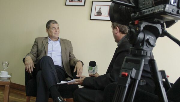 Rafael Correa, expresidente de Ecuador, durante la entrevista con Fabián Cardozo - Sputnik Mundo