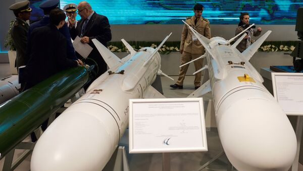 Bombas antibuque Kh-35UE presentadas en el Foro Internacional de la Marina Militar en San Petersburgo - Sputnik Mundo