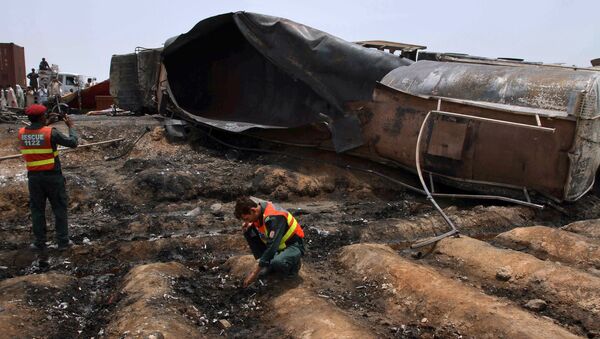 Lugar de explosión de un camión cisterna en Pakistán - Sputnik Mundo