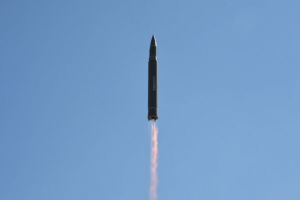 Corea del Norte lanza un nuevo misil balístico - Sputnik Mundo