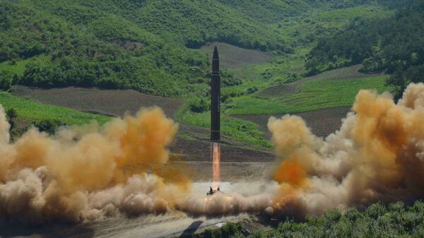 El lanzamiento de un misil balístico por Corea del Norte (archivo) - Sputnik Mundo