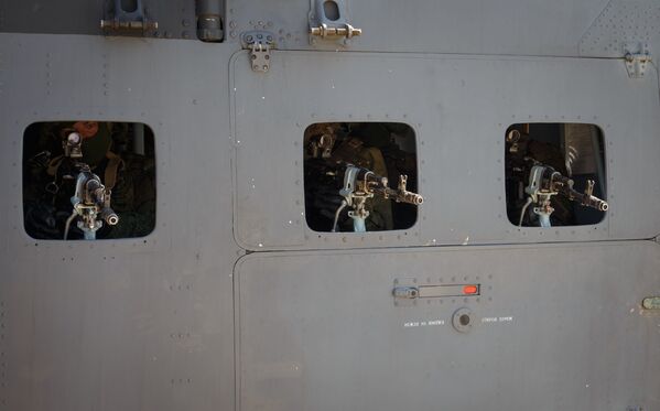 Los efectivos de las fuerzas de operaciones especiales realizaron además prácticas de tiro desde el helicóptero Mi-35M. - Sputnik Mundo