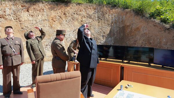 El líder de Corea del Norte, Kim Jong-un, durante el ensayo del misil Hwasong-14 - Sputnik Mundo