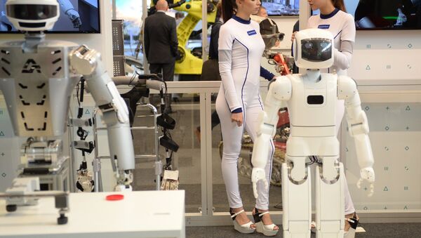 Los robots del Centro de investigación ruso Androidnaya Tejnika en la feria industrial Innoprom en Ekaterimburgo - Sputnik Mundo