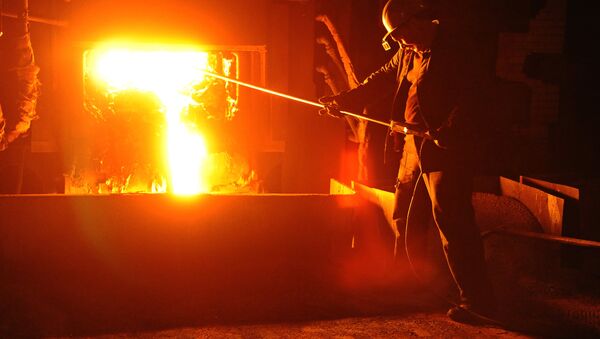 El trabajador de una planta que produce acero (imagen referencial) - Sputnik Mundo