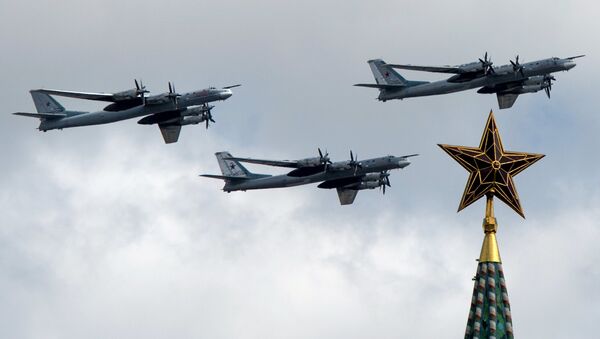 Bombarderos estratégicos Tu-95MS durante el desfile militar en Moscú, Rusia - Sputnik Mundo