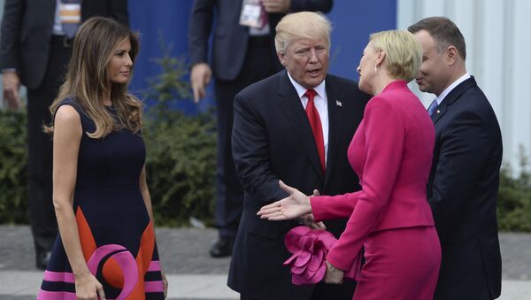 Agata Kornhauser-Duda le niega la mano a Donald Trump - Sputnik Mundo