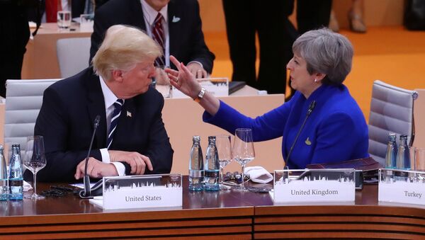 El presidente de EEUU, Donald Trump, y la primera ministra del Reino Unido, Theresa May - Sputnik Mundo