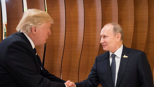 El presidente de EEUU, Donald Trump, y el presidente de Rusia, Vladímir Putin - Sputnik Mundo