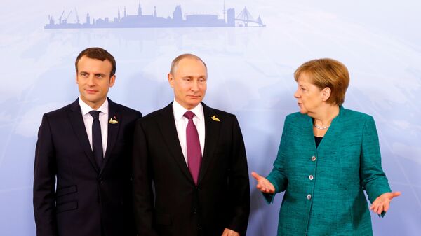 Los presidentes de Francia y Rusia, Emmanuel Macron y Vladímir Putin, y la canciller alemana, Angela Merkel - Sputnik Mundo