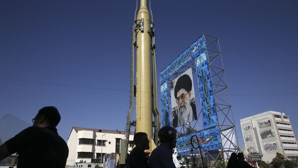 Maqueta del misil iraní Ghadr-F en Teherán. - Sputnik Mundo