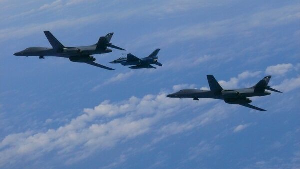 Un avión caza F-2, de la Fuerza Aérea de Japón, y los bombarderos estadounidenses B-1B Lancer - Sputnik Mundo