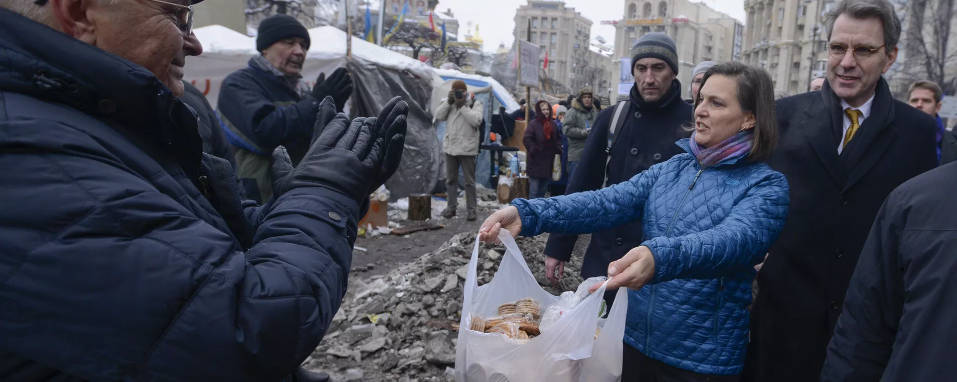 Victoria Nuland repartiendo pasteles en Kiev, durante el Euromaidán en Ucrania Victoria Nuland repartiendo pasteles en Kiev, durante el Euromaidán en Ucrania - Sputnik Mundo, 1920, 03.02.2024