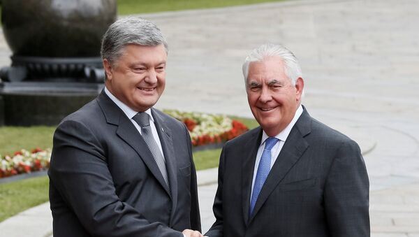 Presidente de Ucrania, Petró Poroshenko, y Secretario de Estado de EEUU, Rex Tillerson (archivo) - Sputnik Mundo