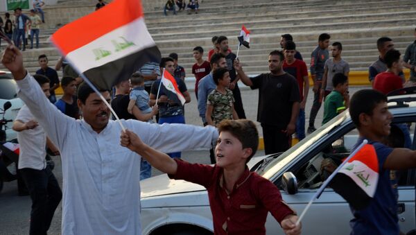 Iraquíes celebrando la liberación de Mosul, Irak - Sputnik Mundo