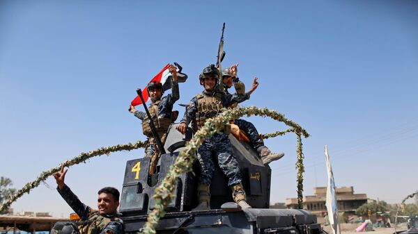 Los militares iraquíes celebran la liberación de la Ciudad Vieja de Mosul - Sputnik Mundo