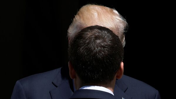 Donald Trump, presidente de EEUU y Emmanuel Macron, presidente de Francia - Sputnik Mundo