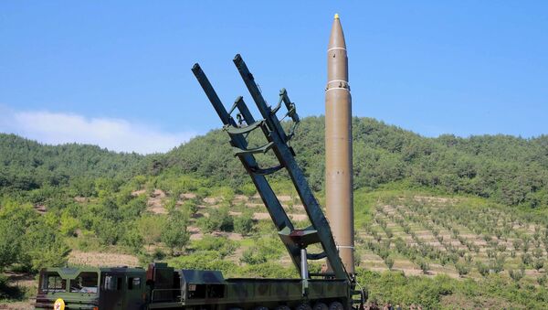 Un misil balístico intercontinental de Corea del Norte (archivo) - Sputnik Mundo