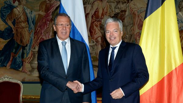 Serguéi Lavrov, ministro de Exteriores de Rusia, y su homólogo belga, Didier Reynders - Sputnik Mundo