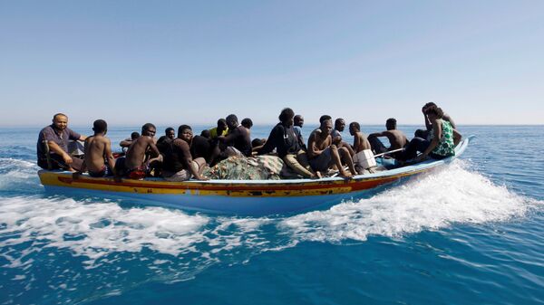 Migrantes en una patera en el mar Mediterráneo (archivo) - Sputnik Mundo