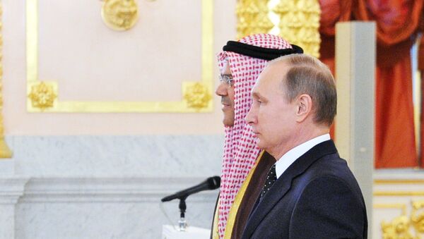 El embajador bahreiní en Moscú, Ahmed Saati, y el presidente ruso, Vladímir Putin (archivo) - Sputnik Mundo