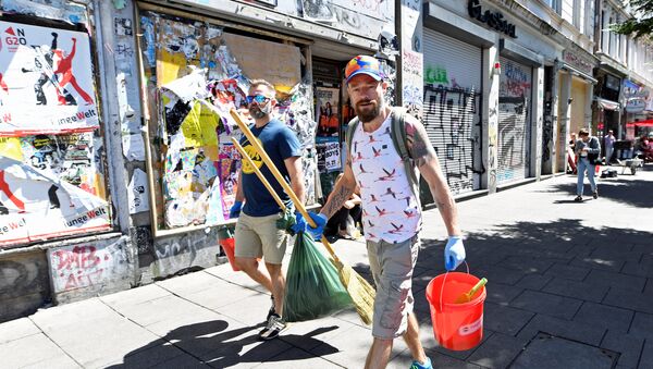 Ciudadanos de Hamburgo (Alemania) limpianto la ciudad tras las pasadas manifestaciones - Sputnik Mundo