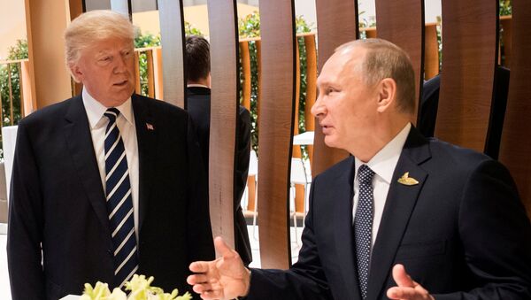 El presidente de EEUU, Donald Trump, y el presidente de Rusia, Vladímir Putin - Sputnik Mundo