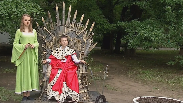 El trono de hierro de la serie Game of Thrones aparece en un parque ruso - Sputnik Mundo