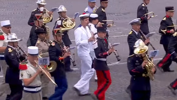 El Ejército francés cierra con Daft Punk el desfile por la fiesta nacional - Sputnik Mundo