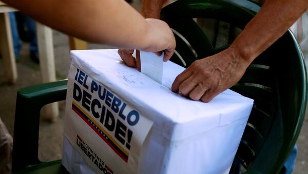Urna del plebiscito de la oposición en Venezuela - Sputnik Mundo