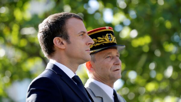 El presidente de Francia, Emmanuel Macron, y el jefe del Estado Mayor del país, general Pierre de Villiers - Sputnik Mundo