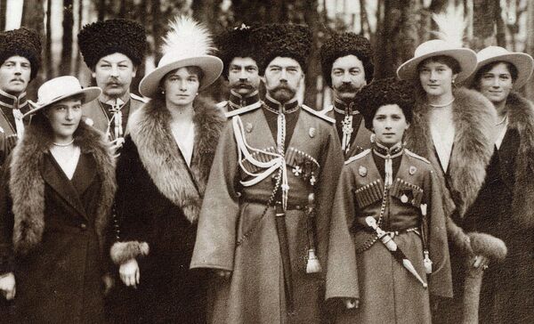 Los Románov visitando un regimiento durante la I Guerra Mundial. De izquierda a derecha, la Gran Duquesa Anastasia, la Gran Duquesa Olga, el zar Nicolás II, el zarévich Alexéi, la Gran Duquesa Tatiana y la Gran Duqesa María, acompañados de cosacos al fondo. Los Románov visitando un regimiento durante la I Guerra Mundial. De izquierda a derecha, la Gran Duquesa Anastasia, la Gran Duquesa Olga, el zar Nicolás II, el zarévich Alexéi, la Gran Duquesa Tatiana y la Gran Duqesa María, acompañados de cosacos al fondo. - Sputnik Mundo