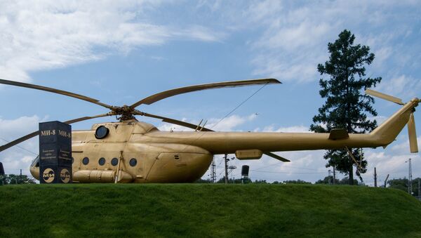 Mi-8, pintado de dorado - Sputnik Mundo