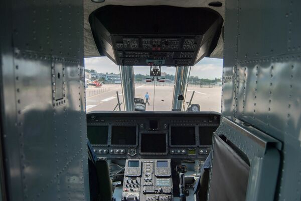 Cabina de piloto de helicóptero Mi-38 Cabina de piloto de helicóptero Mi-38 - Sputnik Mundo