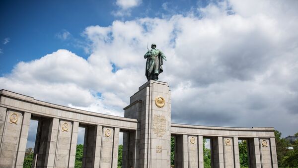 Un monumento a los soldados soviéticos (imagen referencial) - Sputnik Mundo