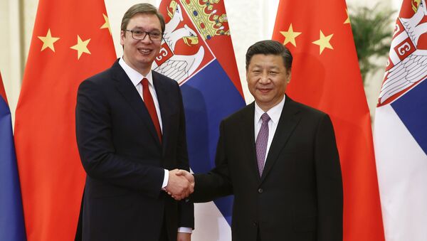 Aleksandar Vucic, presidente de Serbia y su homólogo chino, Xi Jinping - Sputnik Mundo
