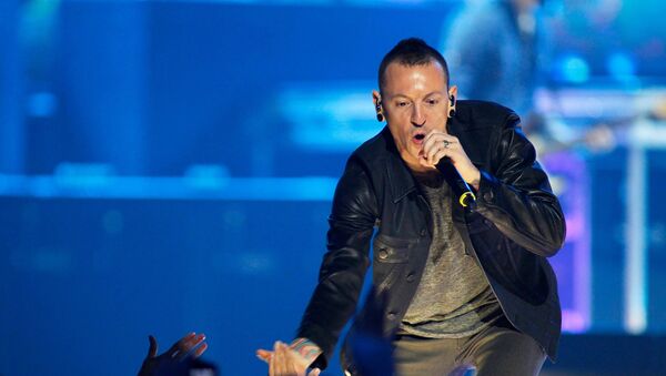 Chester Bennington, vocalista de Linkin Park, durante un concierto - Sputnik Mundo