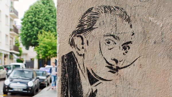 Un graffiti con el retrato de Salvador Dalí - Sputnik Mundo
