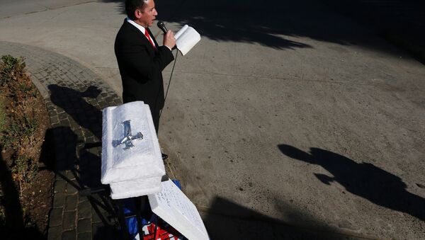 Un manifestante contra el proyecto de ley de aborto lee la Biblia en Valparaíso, Chile - Sputnik Mundo