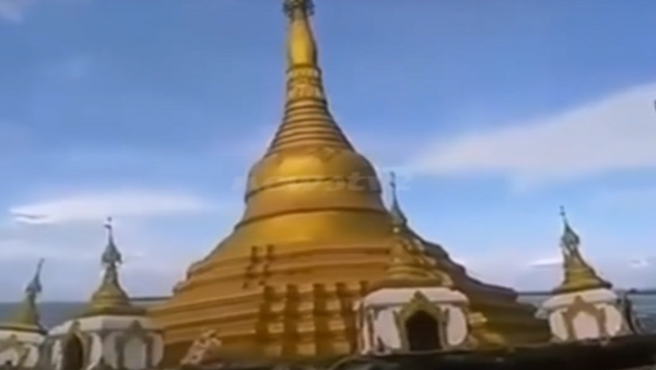 Una pagoda budista es tragada por las aguas en Birmania - Sputnik Mundo