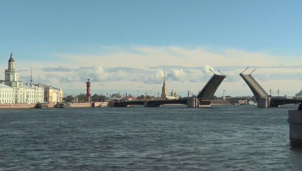 Los puentes de San Petersburgo se levantan en pleno día - Sputnik Mundo