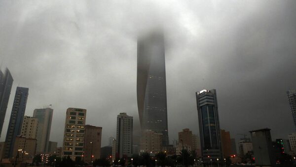 Clouds cover buildings in Kuwait City during a heavy rainfall - Sputnik Mundo