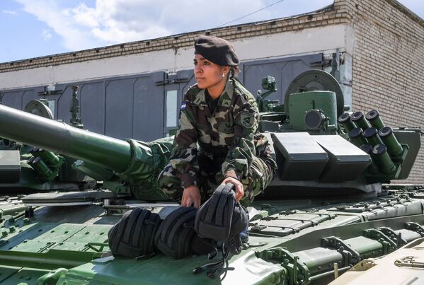 Antesala del 'biatlón de tanques': así ensayan los extranjeros en las instalaciones rusas - Sputnik Mundo