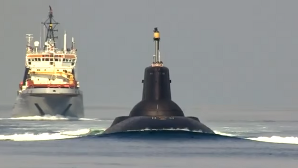 El submarino atómico Dmitri Donskoi y el crucero Piotr Veliki pasan por el estrecho de Gran Belt - Sputnik Mundo