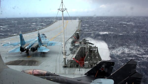 Un avión se prepara para despegar del portaviones Almirante Kuznetsov durante una tormenta (archivo) - Sputnik Mundo