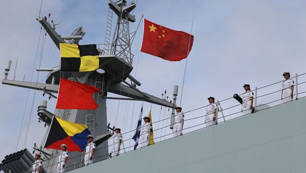Soldados del Ejército Popular de Liberación de China en un barco navegando desde un puerto militar en Zhanjiang hacia Yibuti - Sputnik Mundo