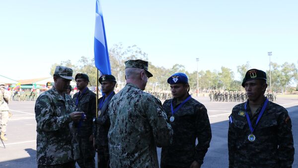 El almirante estadounidense Kurt W. Tidd felicita a las Fuerzas Especiales de Honduras - Sputnik Mundo